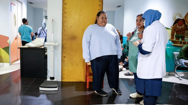 Intan Permatasari, 14, undergoes a medical check-up at a hospital in Jakarta, Indonesia, September 22, 2025. Obesity in Indonesian children and adolescents has surged. It is now more prevalent than undernutrition, according to an analysis of global d