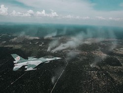 Pesawat Tempur F-16 Lanud Roesmin Nurjadin Patroli Udara Cek Karhutla