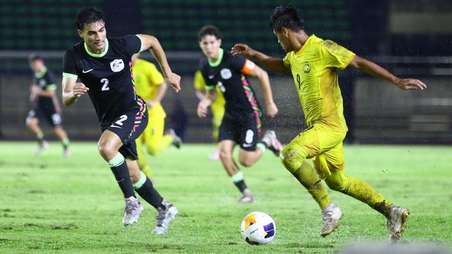 Malaysia U-20 menahan imbang Australia U-20 dengan skor 2-2 dalam Kualifikasi Piala Asia U-20 2027 di New Laos National Stadium, Kamis (3/9).