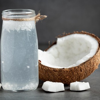 5 Manfaat Menggunakan Air Kelapa untuk Rambut Menurut Ahli