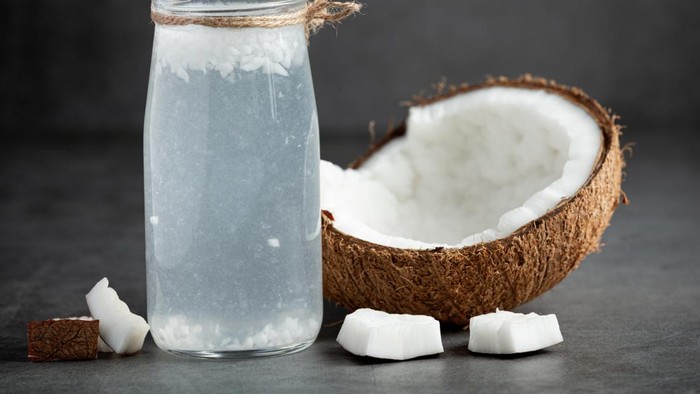 5 Manfaat Menggunakan Air Kelapa untuk Rambut Menurut Ahli