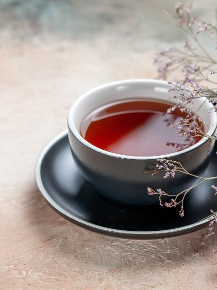 Kandungan polifenol membuat manfaat minum teh turut diteliti dalam kaitannya dengan beberapa jenis kanker, meski penelitian lebih lanjut masih diperlukan.