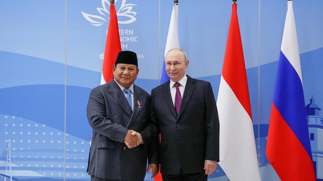 Russian President Vladimir Putin and Indonesian President Prabowo Subianto shake hands during a meeting on the sidelines of the Eastern Economic Forum in Vladivostok, Russia, September 3, 2026. Sputnik/Vyacheslav Prokofyev/Pool via REUTERS ATTENTION