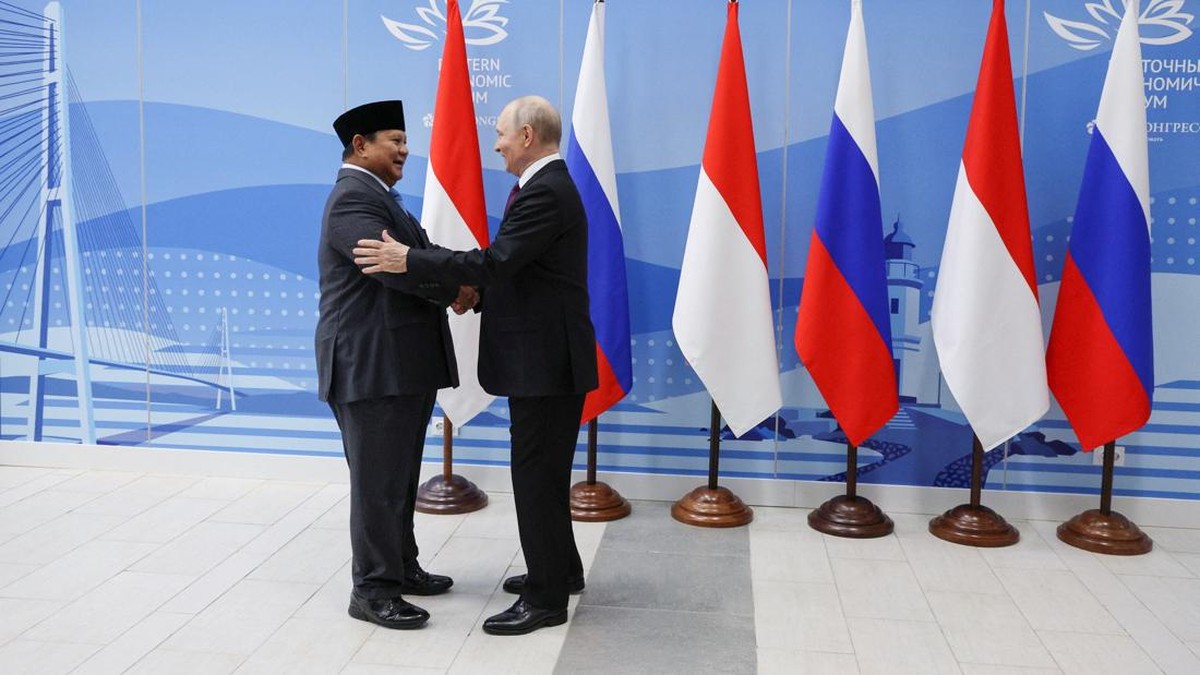 Russian President Vladimir Putin and Indonesian President Prabowo Subianto shake hands during a meeting on the sidelines of the Eastern Economic Forum in Vladivostok, Russia, September 3, 2026. Sputnik/Vyacheslav Prokofyev/Pool via REUTERS ATTENTION