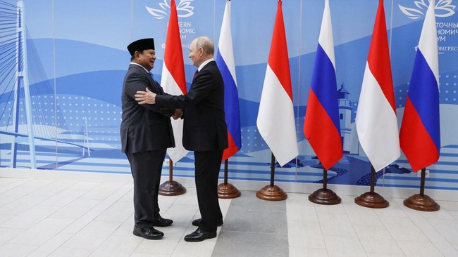 Russian President Vladimir Putin and Indonesian President Prabowo Subianto shake hands during a meeting on the sidelines of the Eastern Economic Forum in Vladivostok, Russia, September 3, 2026. Sputnik/Vyacheslav Prokofyev/Pool via REUTERS ATTENTION