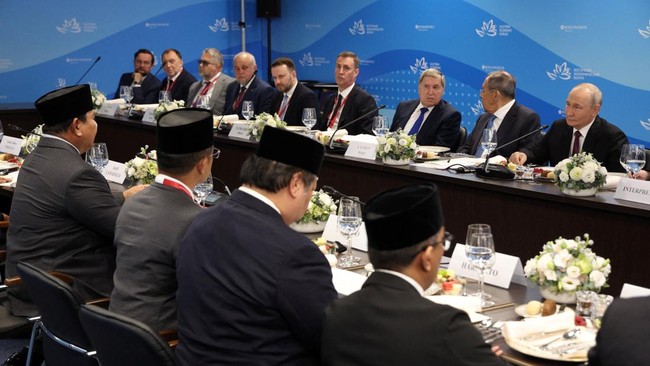 Members of the delegations, led by Russian President Vladimir Putin and Indonesian President Prabowo Subianto, attend a meeting on the sidelines of the Eastern Economic Forum in Vladivostok, Russia, September 3, 2026. Sputnik/Vyacheslav Prokofyev/Poo