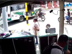 Video Motor Ngebut Tabrak Bus di Kolombia, Pengendara Selamat