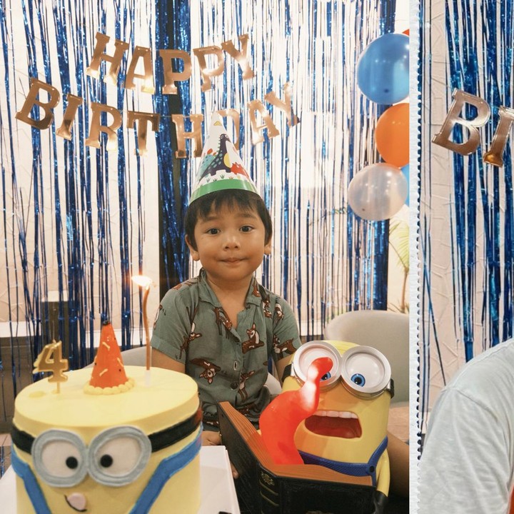 <p>Di hari ulang tahun Naka, Indah dan Arie membuat perayaan sederhana di rumah mereka. Momen tersebut dibagikan Indah melalui unggahan di Instagram. "Kemarin tanggal 1 Naka berulang tahun yang ke 4. Dirayakan sederhana di rumah saja dulu," tulis Indah di <em>caption postingan-</em>nya. (Foto: Instagram @indahpermatas)</p>