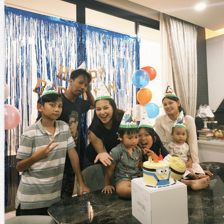 <p>Pesta perayaan ulang tahun Naka ini juga dihadairi oleh keluarga dan kerabat dekat. Adik Indah, Sinta Mutiara, terlihat hadir di pesta ulang tahun bersama anaknya. Mereka merayakan ulang tahun Naka dengan penuh suka cita. (Foto: Instagram @indahpermatas)</p>