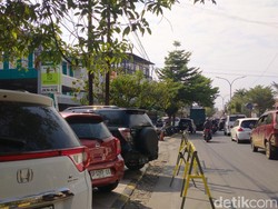 Trotoar-Badan Jalan Depan RS At Medika Palopo Jadi Parkiran Bikin Macet