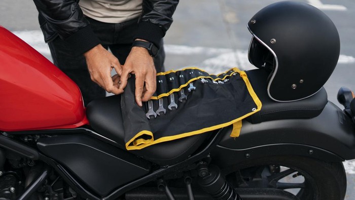 Peralatan mekanik seperti obeng dan kunci perlu disimpan dalam jok motor