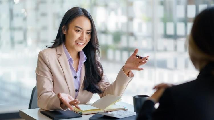 Perempuan yang memiliki jiwa kepemimpinan dapat menunjukkan karakter tersebut melalui cara mereka berkomunikasi&period;