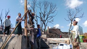 Warga saat melaksanakan tradisi Nyemulak atau pemasangan tiang pancang pembangunan Rumah Kampung Adat Sade Lombok Tengah Provinsi NTB di Lombok Tengah, Kamis (3/9/2026). ANTARA/Akhyar Rosidi.