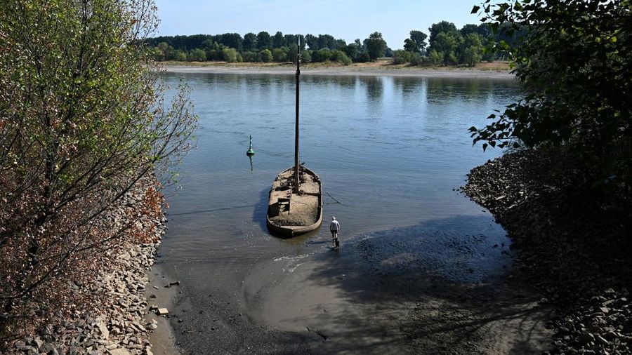 Sebuah jejak kapal penangkap belut nan bergelimang lumpur teronggok di tepi Sungai Rhine saat permukaan air menurun di dekat Neuss, Jerman, pada 4 Agustus 2026.