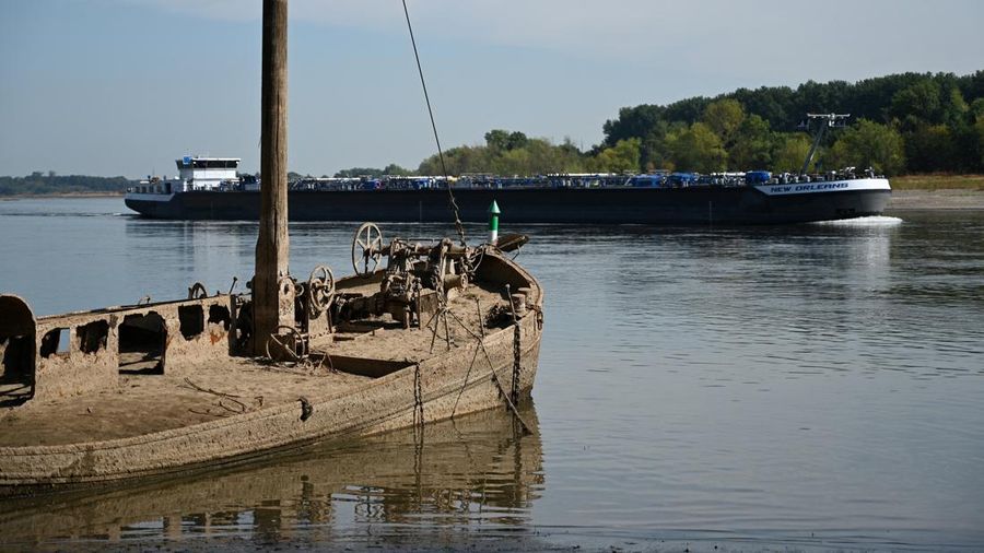 Sebuah jejak kapal penangkap belut nan bergelimang lumpur teronggok di tepi Sungai Rhine saat permukaan air menurun di dekat Neuss, Jerman, pada 4 Agustus 2026.