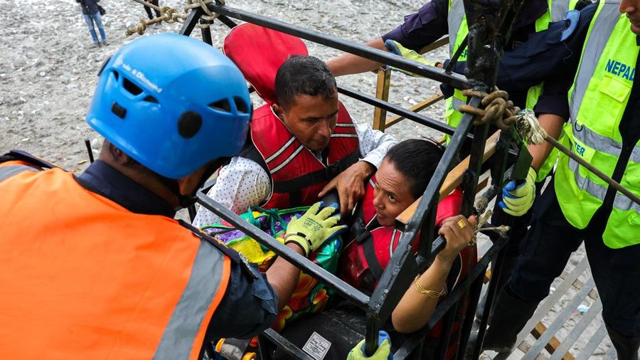 Sejumlah orang berada di dalam keranjang yang digantung pada tali luncur (zip line) darurat saat menyeberangi Sungai Trishuli dari Koloni, menyusul banjir bandang mematikan yang merusak jembatan dan sempat membuat warga terisolasi, di distrik Nuwakot, Nepal, pada 3 September 2026. Sejumlah orang berada di dalam keranjang yang digantung pada tali luncur (zip line) darurat saat menyeberangi Sungai Trishuli dari Koloni, menyusul banjir bandang mematikan yang merusak jembatan dan sempat membuat warga terisolasi, di distrik Nuwakot, Nepal, pada 3 September 2026.