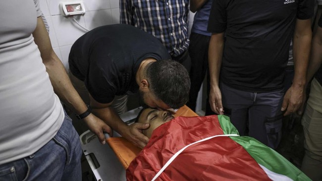 A relative mourns over the body of one of two Palestinians killed in Al-Mughayyir, east of Ramallah, at Ramallah government hospital, after an Israeli settler attack followed by an Israeli army raid, in the occupied West Bank on September 2, 2026. Vi