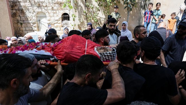 Mourners carry the body of Khalil Abu Alia, one of the two Palestinians killed during a militant settlers' attack on their village, during his funeral procession, in Al-Mughayyir, in the Israeli-occupied West Bank, September 3, 2026. REUTERS/Ammar Aw