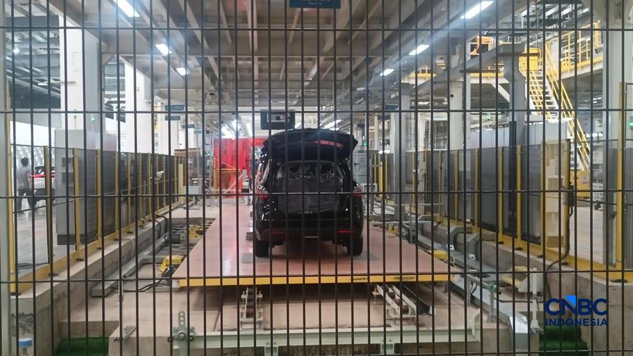 Seseorang melewati area produksi perakitan mobil listrik di Pabrik mobil listrik BYD di Subang, Jawa Barat, Kamis (3/9/2026).