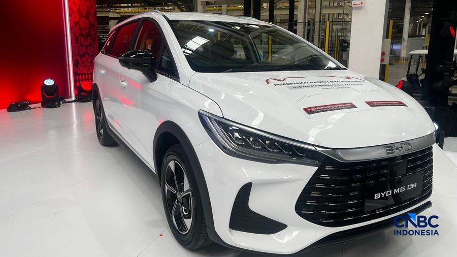 Seseorang melewati area produksi perakitan mobil listrik di Pabrik mobil listrik BYD di Subang, Jawa Barat, Kamis (3/9/2026). (CNBC Indonesia/Ferry Sandi)