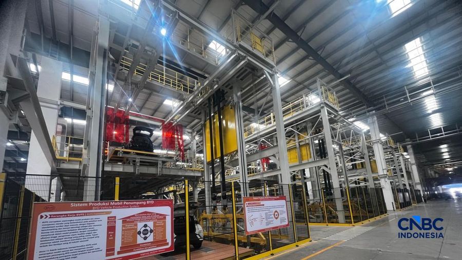 Seseorang melewati area produksi perakitan mobil listrik di Pabrik mobil listrik BYD di Subang, Jawa Barat, Kamis (3/9/2026).