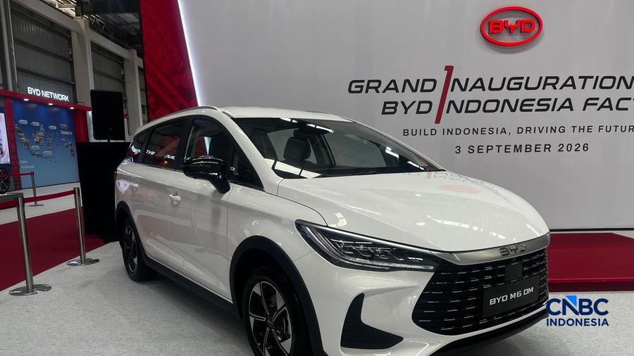 Seseorang melewati area produksi perakitan mobil listrik di Pabrik mobil listrik BYD di Subang, Jawa Barat, Kamis (3/9/2026).