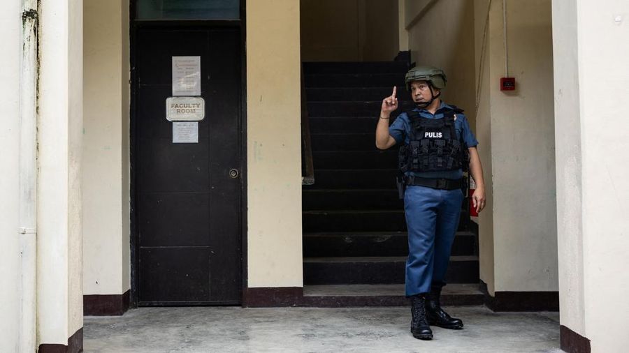 simulasi penanganan penembakan di SMA Carlos F. Gonzales, San Rafael, Bulacan, Filipina, Kamis (3/9/2026). (REUTERS/Eloisa Lopez)