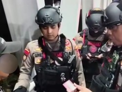 Sendirian di Pinggir Jembatan, Pria di Depok Ini Dapat Bantuan Khusus Polisi