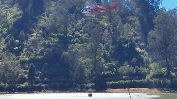 Water Bombing Karhutla Semeru Terkendala Angin Kencang