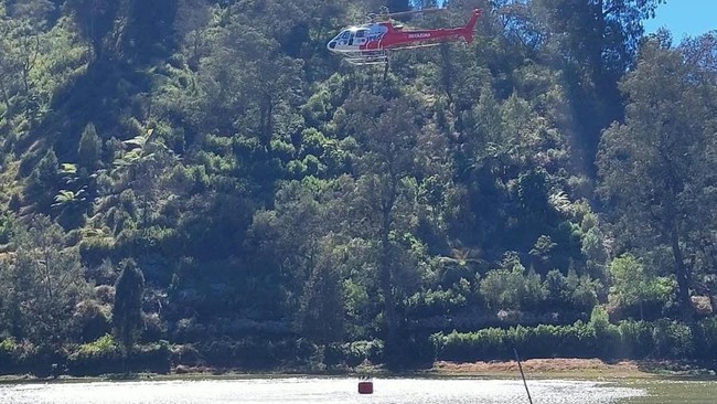 Operasi water bombing untuk memadamkan kebakaran hutan dan lahan (karhutla) di kawasan Gunung Semeru, Kabupaten Lumajang,
