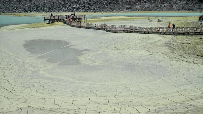 Air di Kawah Putih Menyusut Akibat Kemarau Panjang