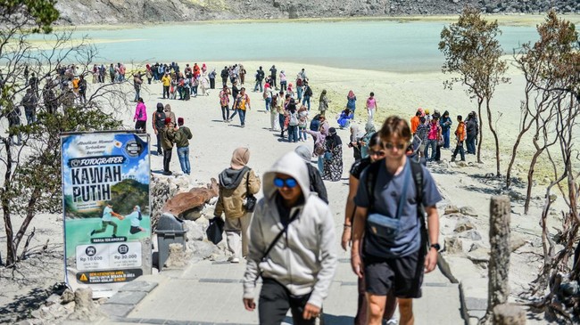 Air di Kawah Putih Menyusut Akibat Kemarau Panjang