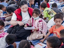 Putri Puan Maharani Sambangi Anak-anak Korban Gempa NTT, Beri Trauma Healing