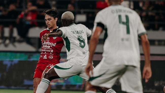 Pemain Bali United, Tim Geypens (kiri), dikawal pemain PSS Sleman dalam pertandingan pekan pertama Super League 2026/2027 di Stadion Kapten I Wayan Dipta, Gianyar, Bali, Jumat (4/7) malam.
