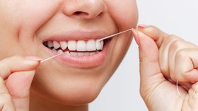 Sekarang ada beragam metode floss. Tak hanya menggunakan benang gigi, tetapi juga dengan semprotan air. Mana yang paling baik membersihkan gigi?