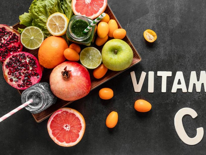 Buah sitrus seperti jeruk kaya vitamin C yang berperan sebagai antioksidan dan mendukung pembentukan kolagen untuk membantu menjaga kesehatan kulit.