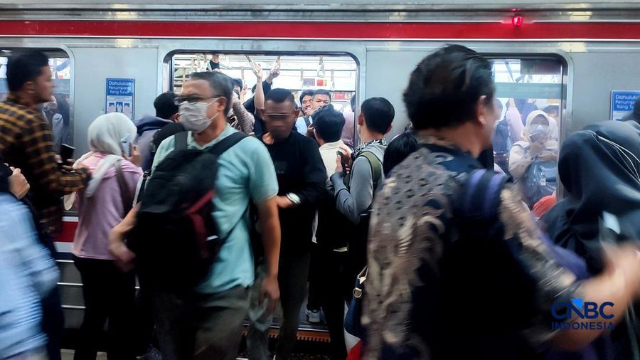 Calon penumpang memadati peron Stasiun Manggarai-Depok-Bogor-Nambo, Jakarta, Jumat (4/9/2026).