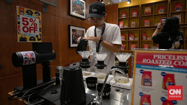 Pengunjung melihat produk berbasis kopi pada pameran Indonesia Coffee Expo (ICX Expo) 2026 di Jakarta International Convention Center (JICC), Jakarta, Jumat (4/9/2026). Pameran kopi tersebut berlangsung hingga 6 September 2026. (CNN Indonesia/Adi Ibr