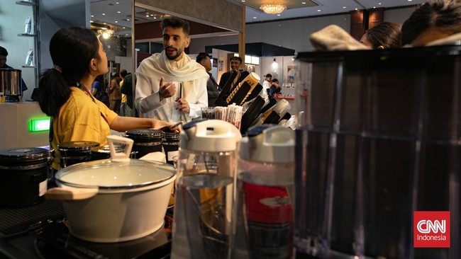 Pengunjung melihat produk berbasis kopi pada pameran Indonesia Coffee Expo (ICX Expo) 2026 di Jakarta International Convention Center (JICC), Jakarta, Jumat (4/9/2026). Pameran kopi tersebut berlangsung hingga 6 September 2026. (CNN Indonesia/Adi Ibr