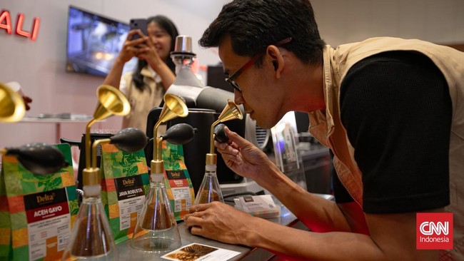 Pengunjung melihat produk berbasis kopi pada pameran Indonesia Coffee Expo (ICX Expo) 2026 di Jakarta International Convention Center (JICC), Jakarta, Jumat (4/9/2026). Pameran kopi tersebut berlangsung hingga 6 September 2026. (CNN Indonesia/Adi Ibr