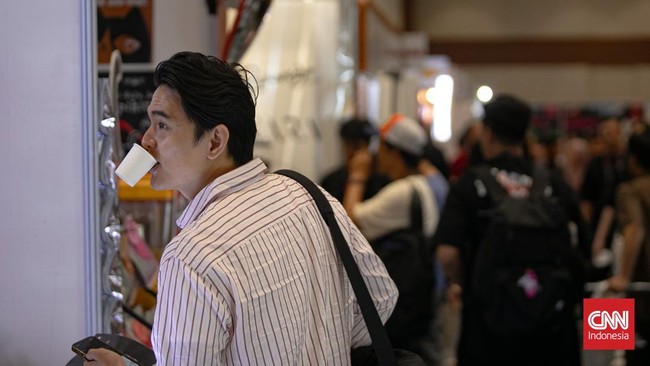 Pengunjung melihat produk berbasis kopi pada pameran Indonesia Coffee Expo (ICX Expo) 2026 di Jakarta International Convention Center (JICC), Jakarta, Jumat (4/9/2026). Pameran kopi tersebut berlangsung hingga 6 September 2026. (CNN Indonesia/Adi Ibr