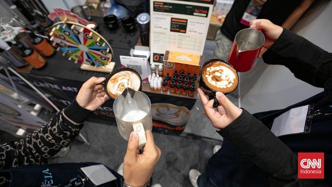 Pengunjung melihat produk berbasis kopi pada pameran Indonesia Coffee Expo (ICX Expo) 2026 di Jakarta International Convention Center (JICC), Jakarta, Jumat (4/9/2026). Pameran kopi tersebut berlangsung hingga 6 September 2026. (CNN Indonesia/Adi Ibr