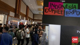 Pengunjung melihat produk berbasis kopi pada pameran Indonesia Coffee Expo (ICX Expo) 2026 di Jakarta International Convention Center (JICC), Jakarta, Jumat (4/9/2026). Pameran kopi tersebut berlangsung hingga 6 September 2026. (CNN Indonesia/Adi Ibr