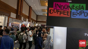 Pengunjung melihat produk berbasis kopi pada pameran Indonesia Coffee Expo (ICX Expo) 2026 di Jakarta International Convention Center (JICC), Jakarta, Jumat (4/9/2026). Pameran kopi tersebut berlangsung hingga 6 September 2026. (CNN Indonesia/Adi Ibr