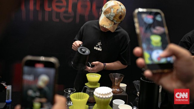 Pengunjung melihat produk berbasis kopi pada pameran Indonesia Coffee Expo (ICX Expo) 2026 di Jakarta International Convention Center (JICC), Jakarta, Jumat (4/9/2026). Pameran kopi tersebut berlangsung hingga 6 September 2026. (CNN Indonesia/Adi Ibr