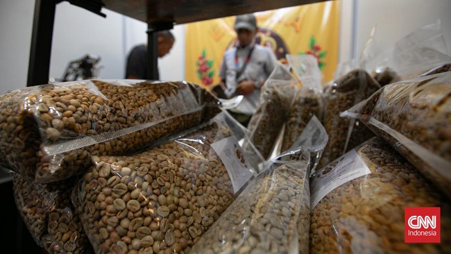 Pengunjung melihat produk berbasis kopi pada pameran Indonesia Coffee Expo (ICX Expo) 2026 di Jakarta International Convention Center (JICC), Jakarta, Jumat (4/9/2026). Pameran kopi tersebut berlangsung hingga 6 September 2026. (CNN Indonesia/Adi Ibr