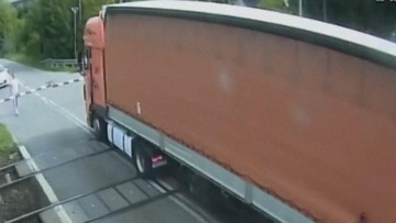 Detik-detik Kereta Tabrak Truk yang Terjebak di Palang Rel Polandia