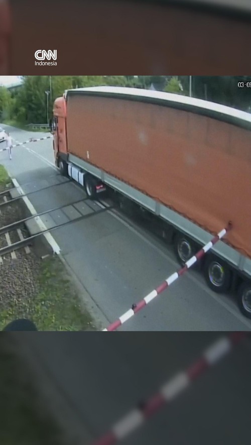 Detik-detik Kereta Tabrak Truk yang Terjebak di Palang Rel Polandia
