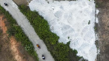 Lokasi yang diduga tercemar limbah Bahan Berbahaya dan Beracun (B3) Potasium-40 di Kampung Bayur, Desa Nambo Udik, Kabupaten Serang, Banten.