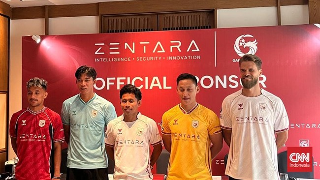 Garudayaksa menampilkan jersey yang akan dipakai dalam Super League 2026/2026 di Jakarta, Jumat (4/9) siang.